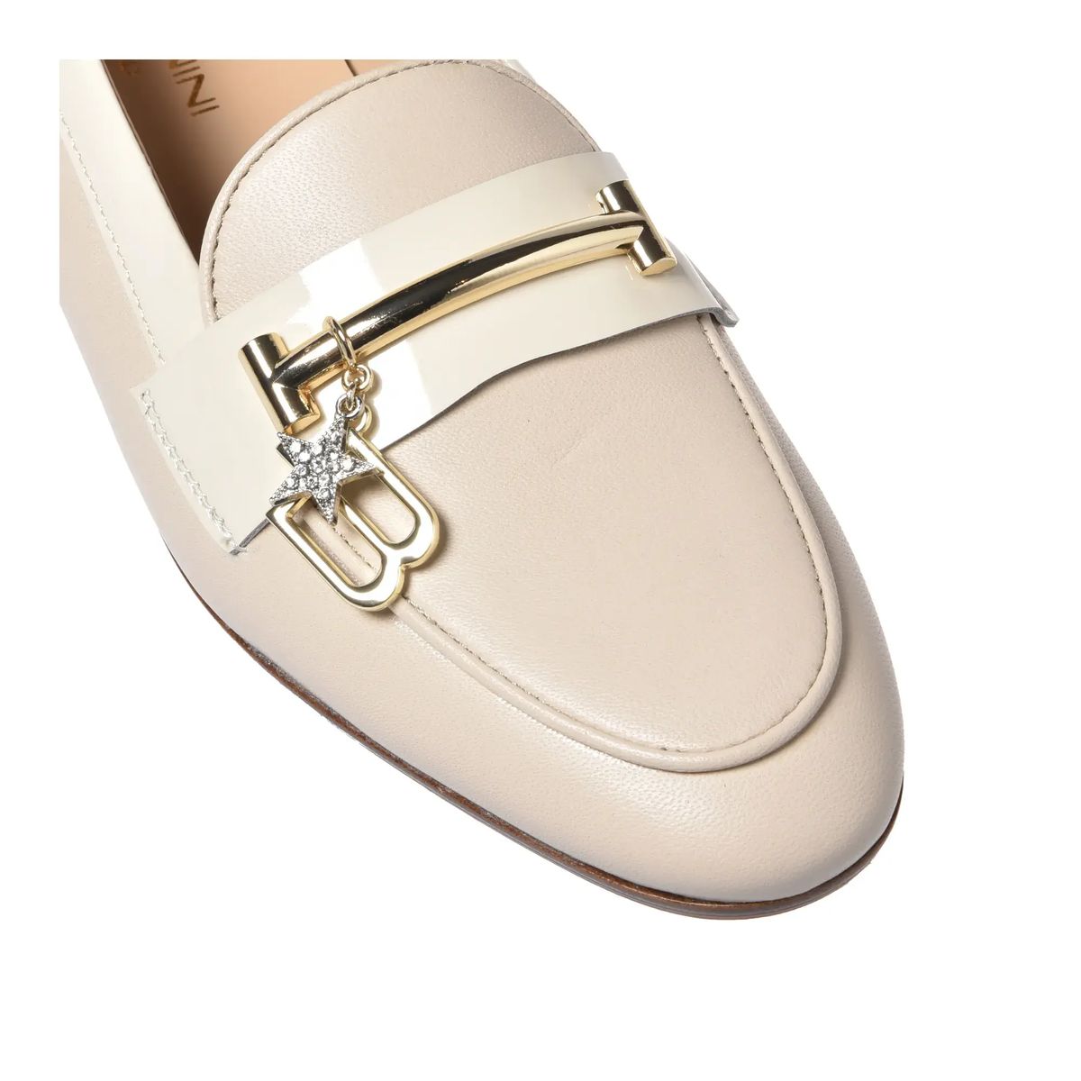 Cremefarbener Lederloafer mit Charm-Detail