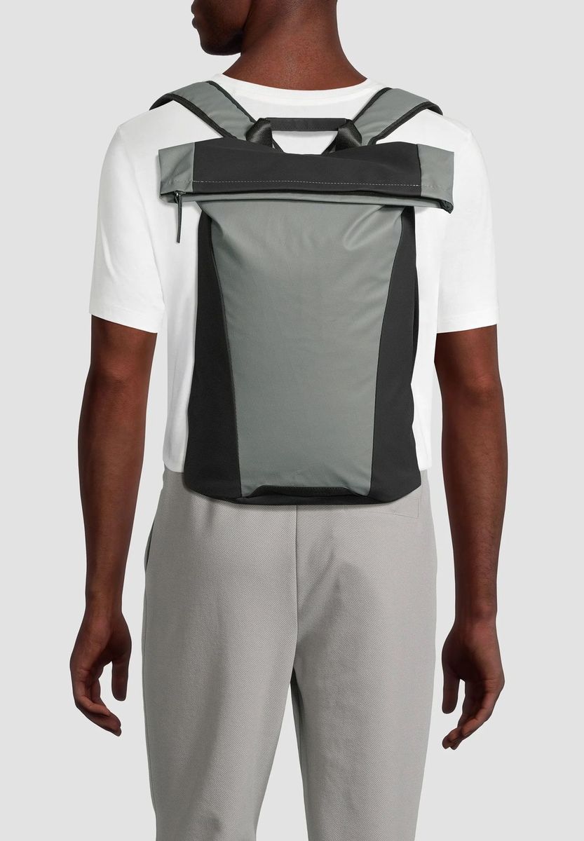 Moderner zweifarbiger Roll-Top Rucksack