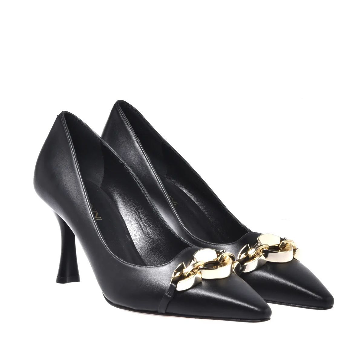 Schwarze spitze Pumps aus Leder mit Kettendetail