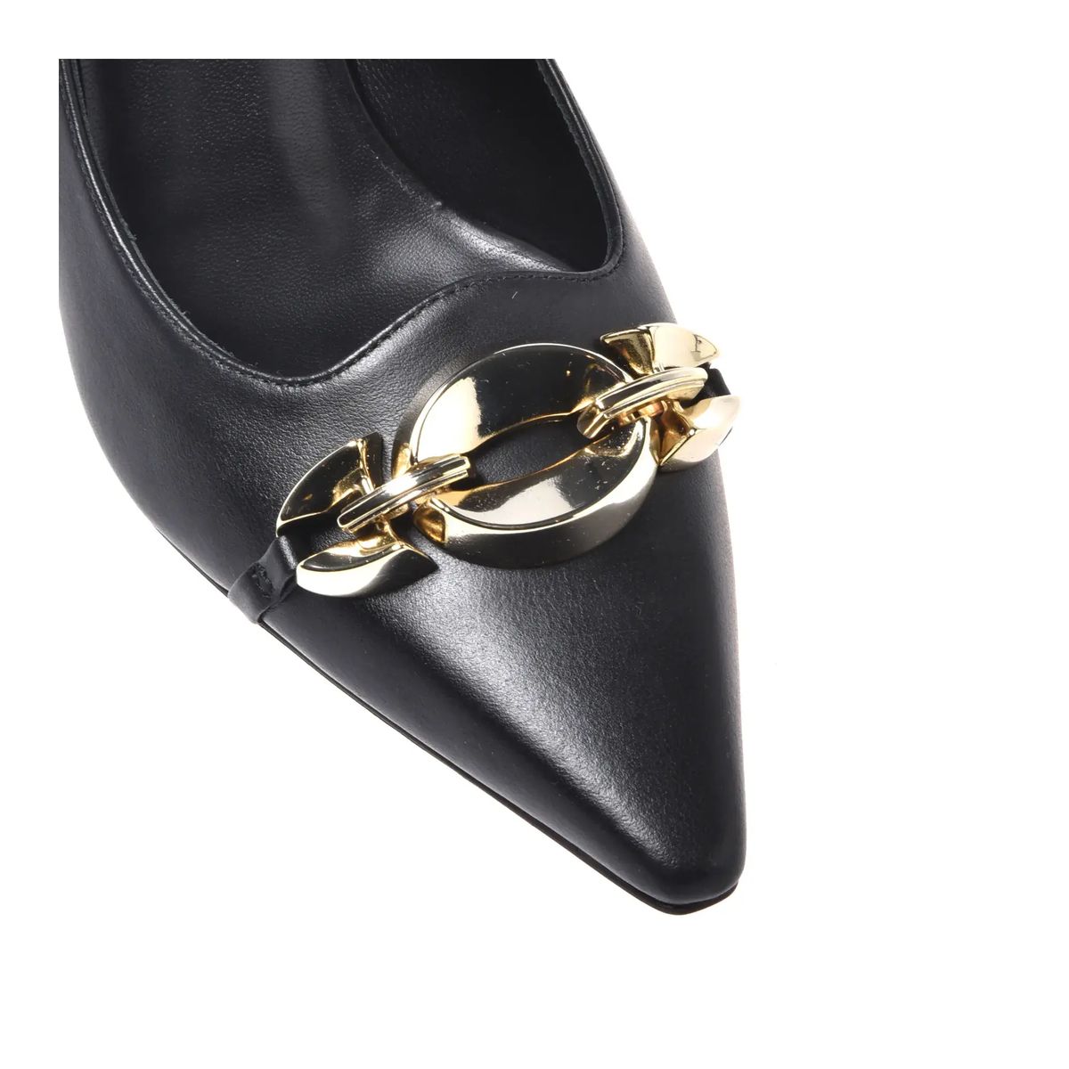 Schwarze spitze Pumps aus Leder mit Kettendetail