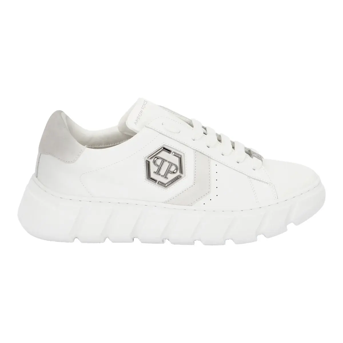 Moderne weiße Sneakers mit klobiger Sohle