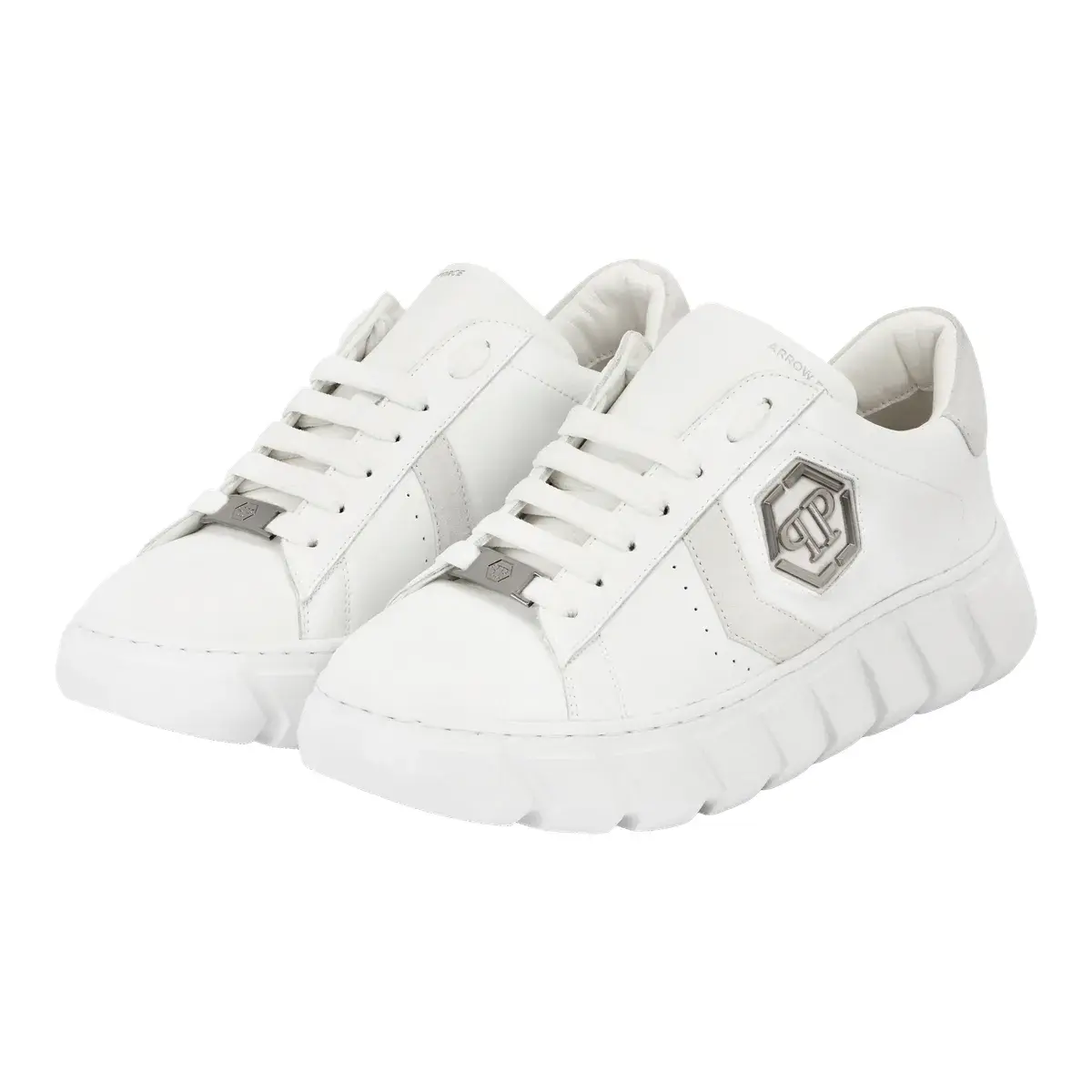 Moderne weiße Sneakers mit klobiger Sohle
