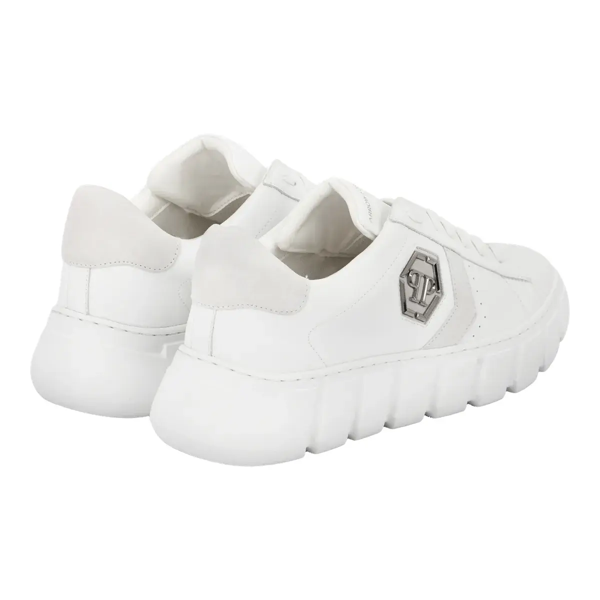 Moderne weiße Sneakers mit klobiger Sohle