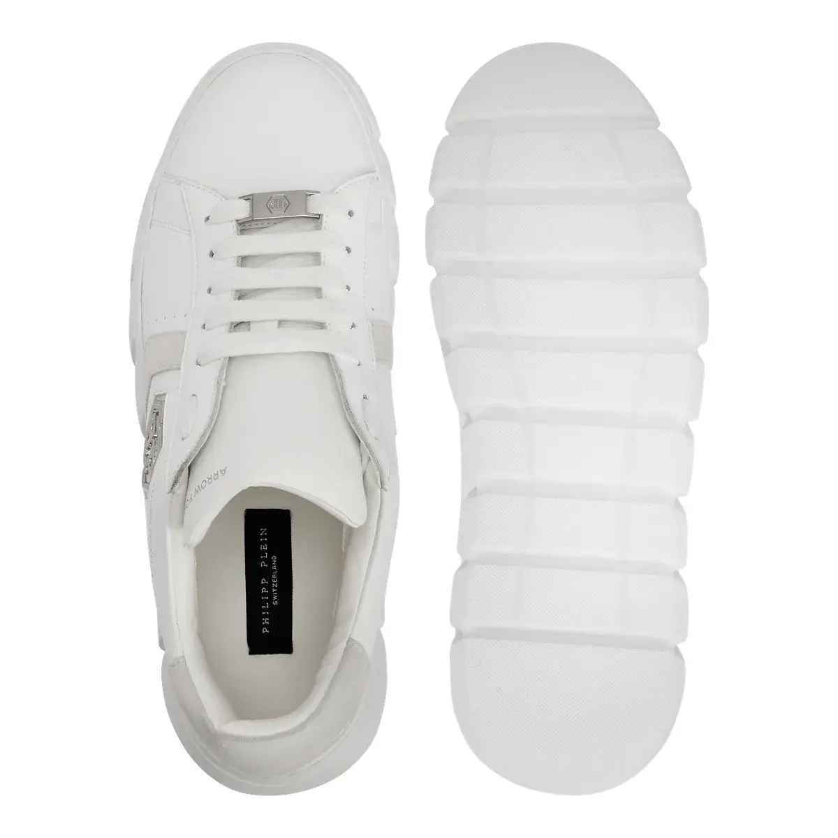 Moderne weiße Sneakers mit klobiger Sohle