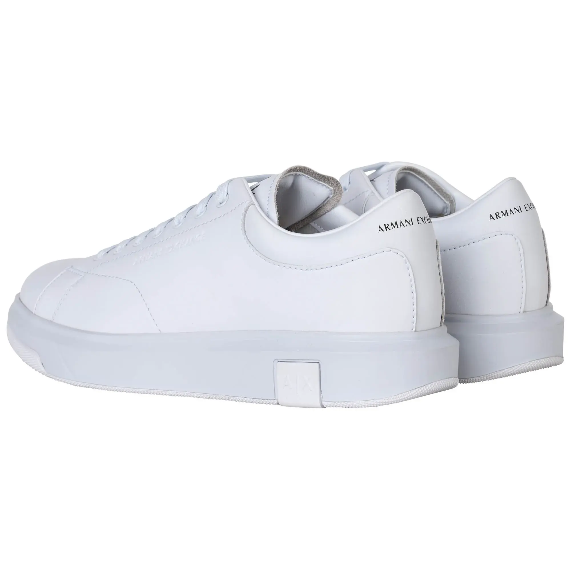 Minimalistische weiße Low-Top-Sneakers