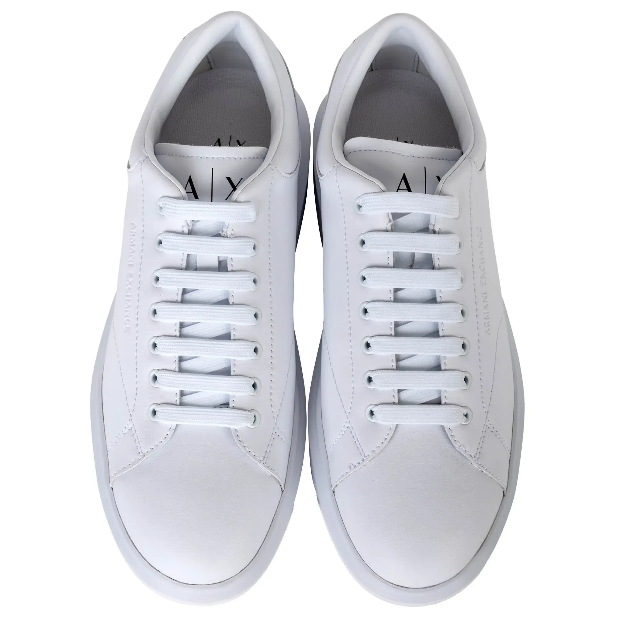 Minimalistische weiße Low-Top-Sneakers
