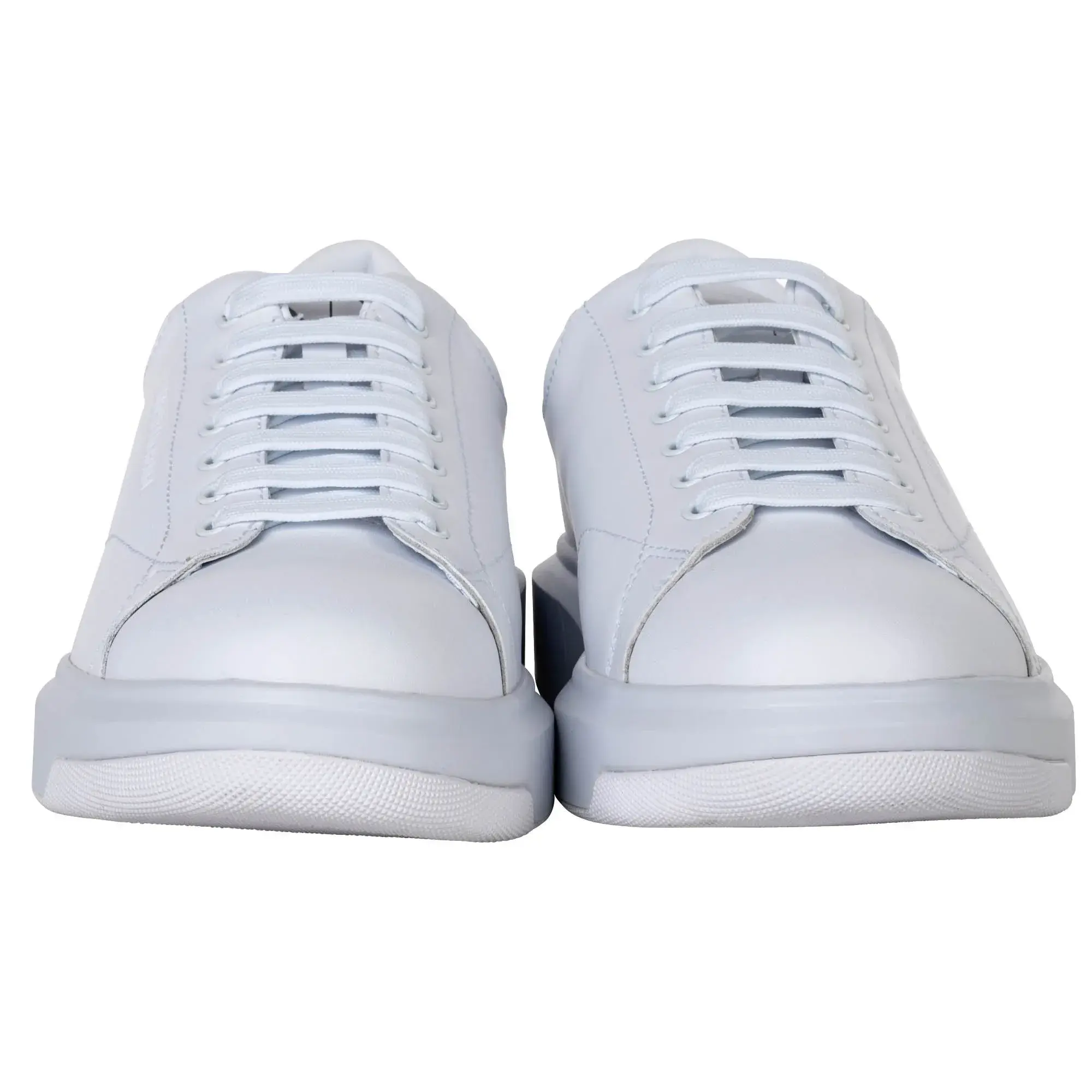 Minimalistische weiße Low-Top-Sneakers