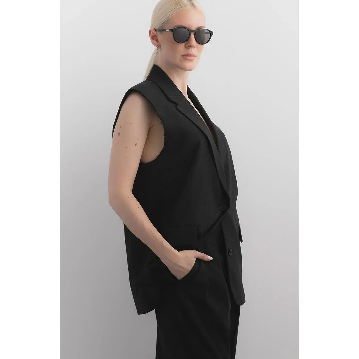Klassische schwarze Sonnenbrille mit runden Gläsern