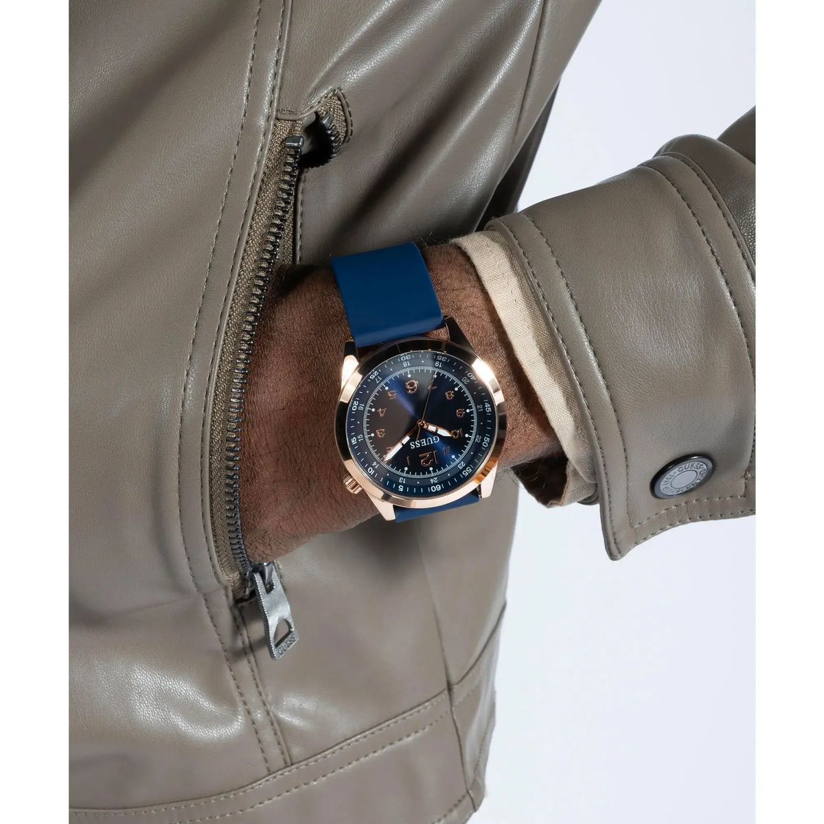 Sportliche Marineblaue Uhr mit Roségold-Details