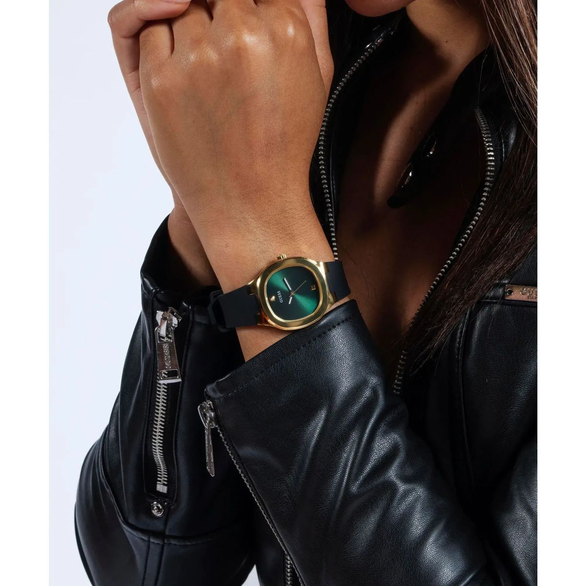 Goldfarbene Uhr mit schwarzem Armband
