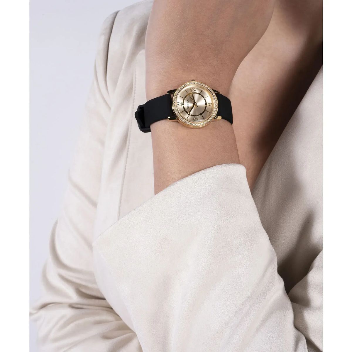 Elegante goldfarbene Uhr mit schwarzem Armband