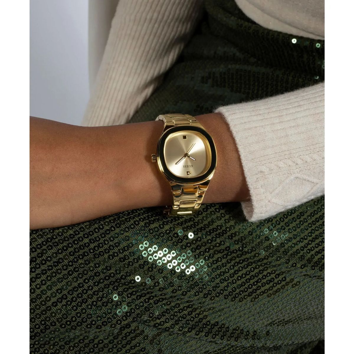 Minimalistische goldfarbene Analog-Uhr