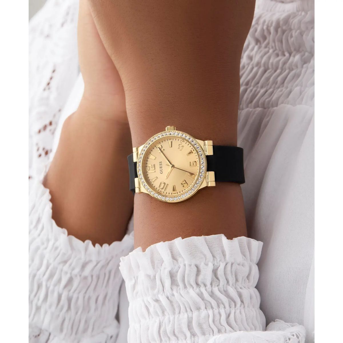 Goldfarbene Uhr mit schwarzem Silikonarmband