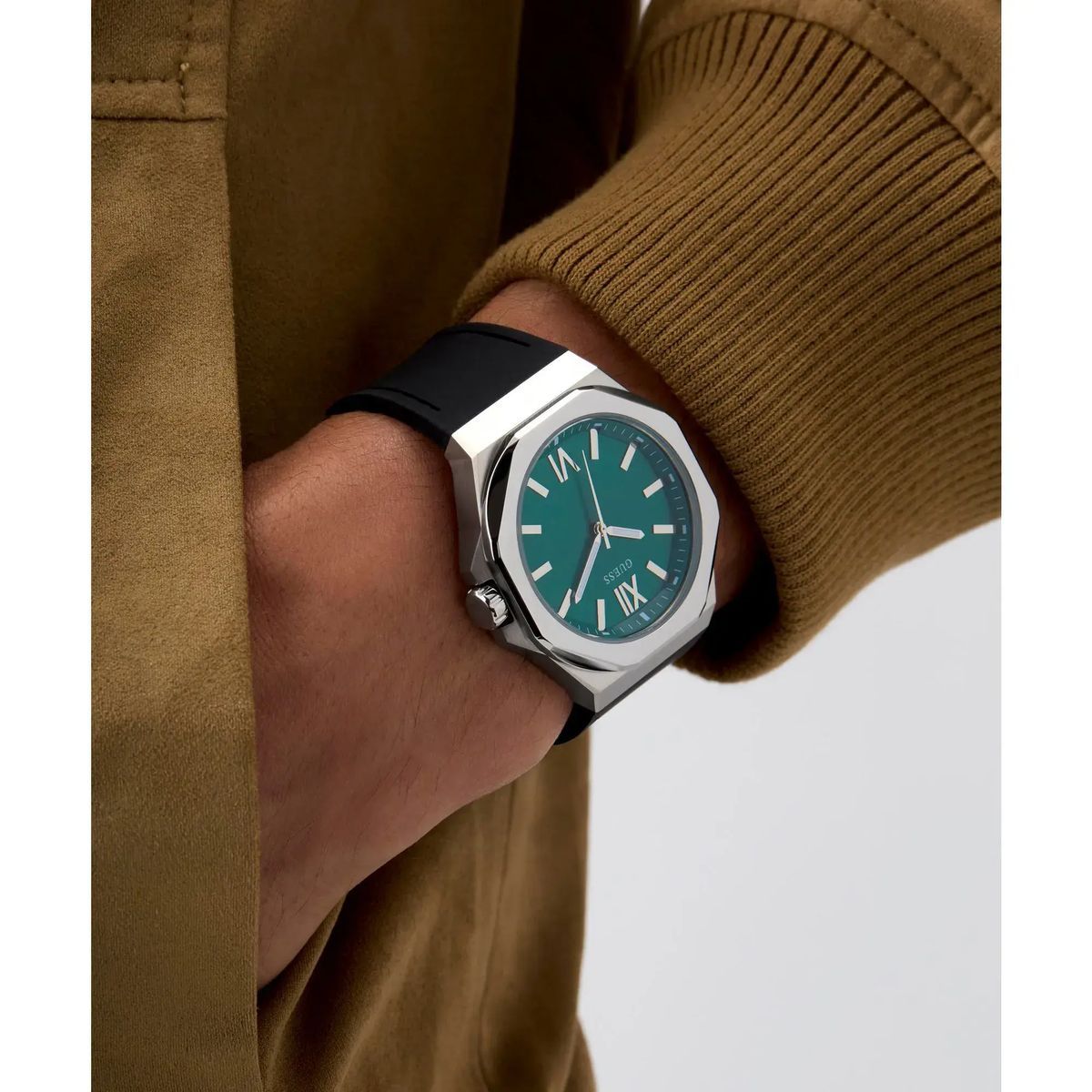 Minimalistische analoge Uhr mit grünem Zifferblatt