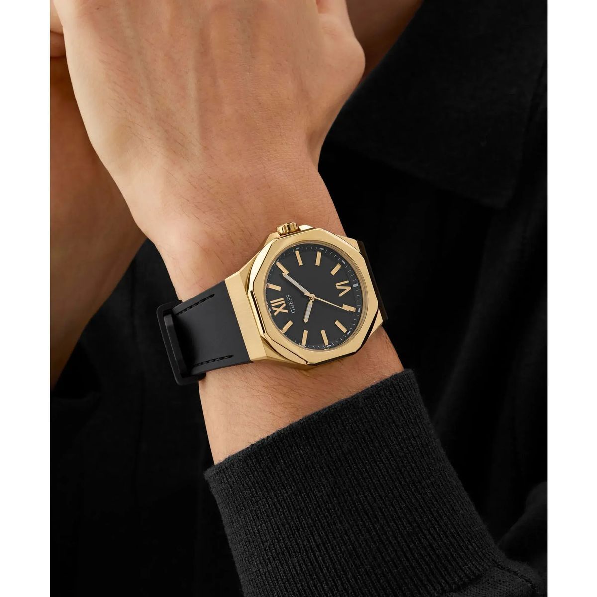 Moderne goldfarbene Uhr mit schwarzem Armband