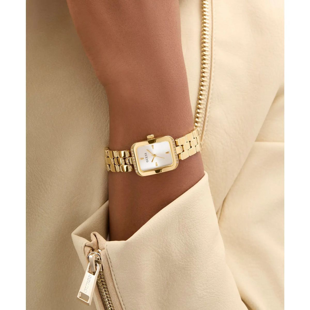 Goldfarbene, rechteckige Armbanduhr