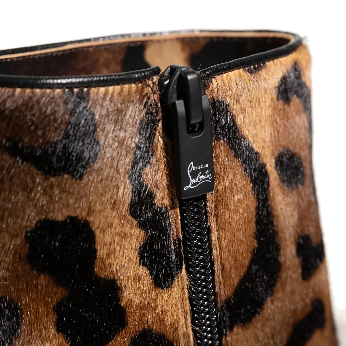 Stiefeletten mit Leopardenmuster und Absatz