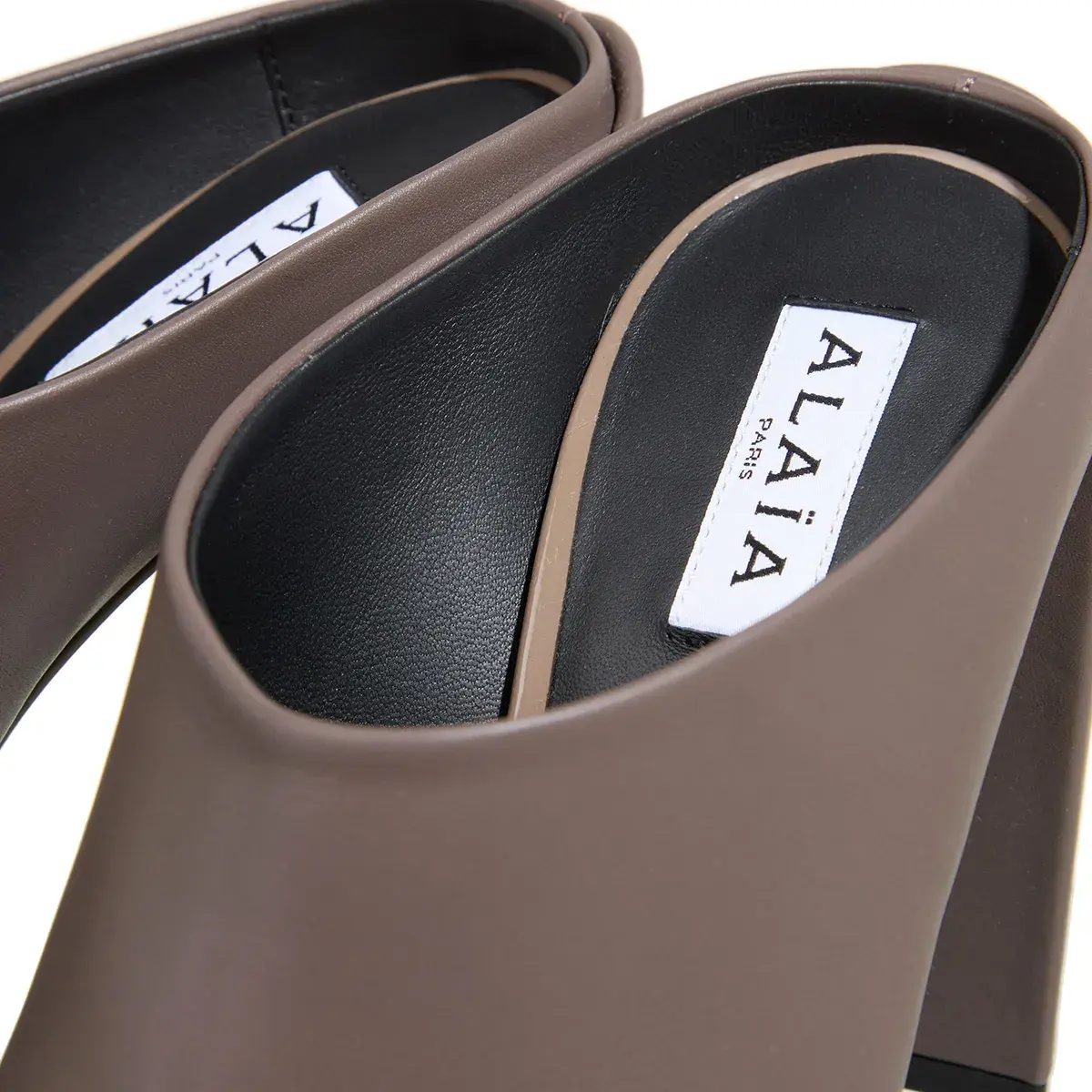 Mules mit eckiger Spitze und Blockabsatz