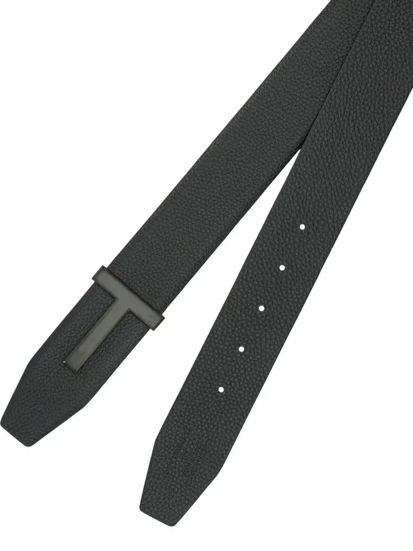 Schwarzer Ledergürtel mit T-Schnalle