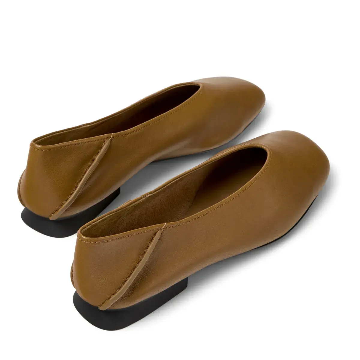 Minimalistische Ballerinas aus Leder mit eckiger Spitze