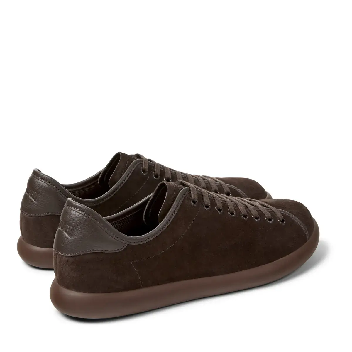 Minimalistische braune Wildleder-Sneaker