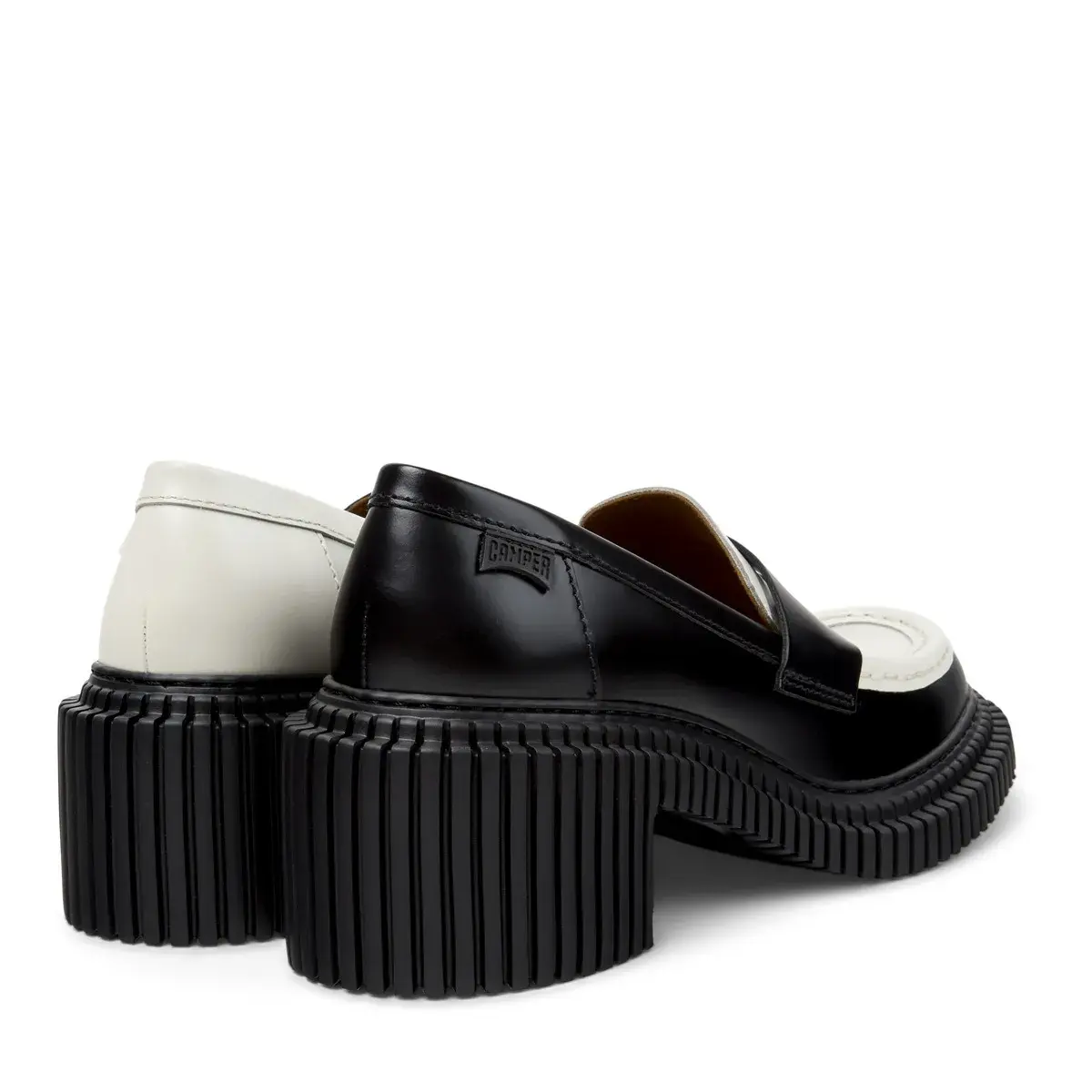 Schwarz-weiße Loafer mit klobigem Absatz