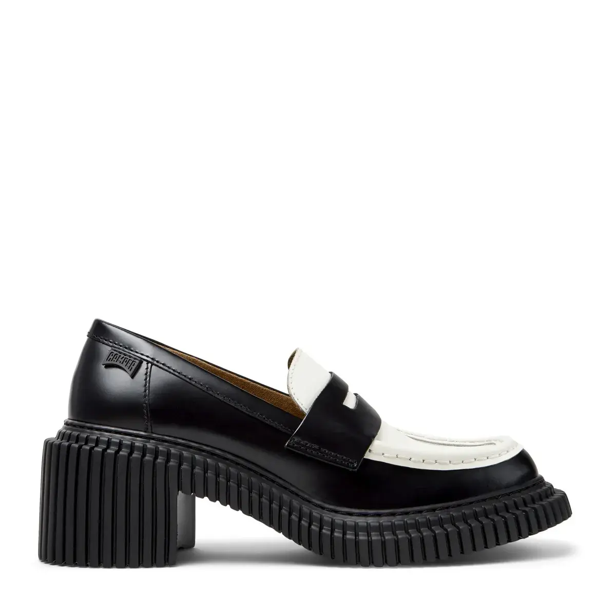 Schwarz-weiße Loafer mit klobigem Absatz
