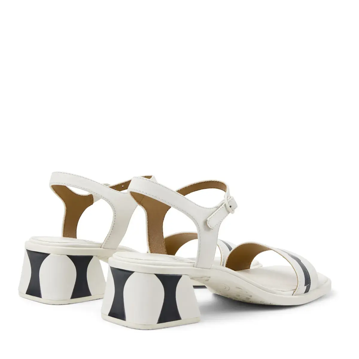 Weiße Sandalen mit Absatz und Knöchelriemen