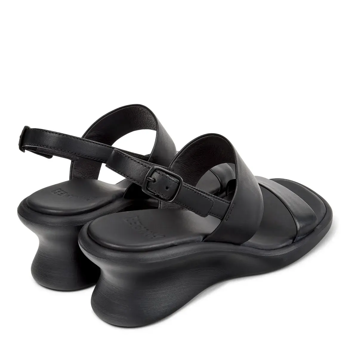 Moderne schwarze Leder Keilsandalen