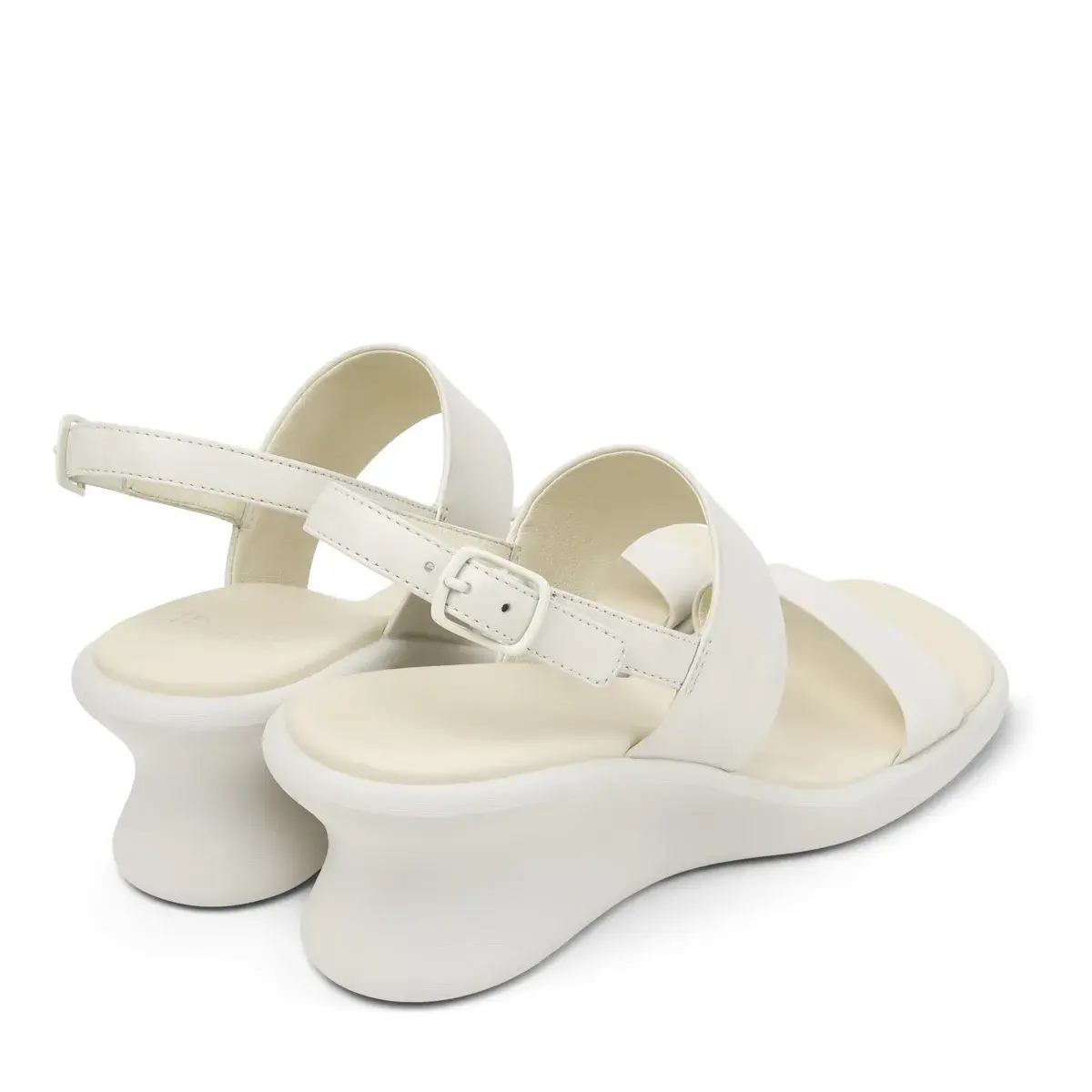 Minimalistische weiße Keilabsatzsandalen
