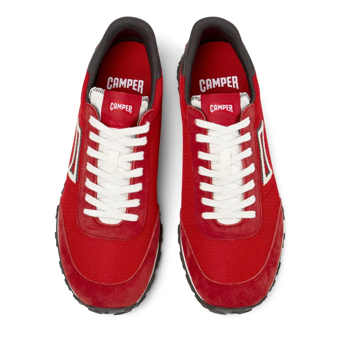 Roter Lauf-Sneaker im Retro-Stil