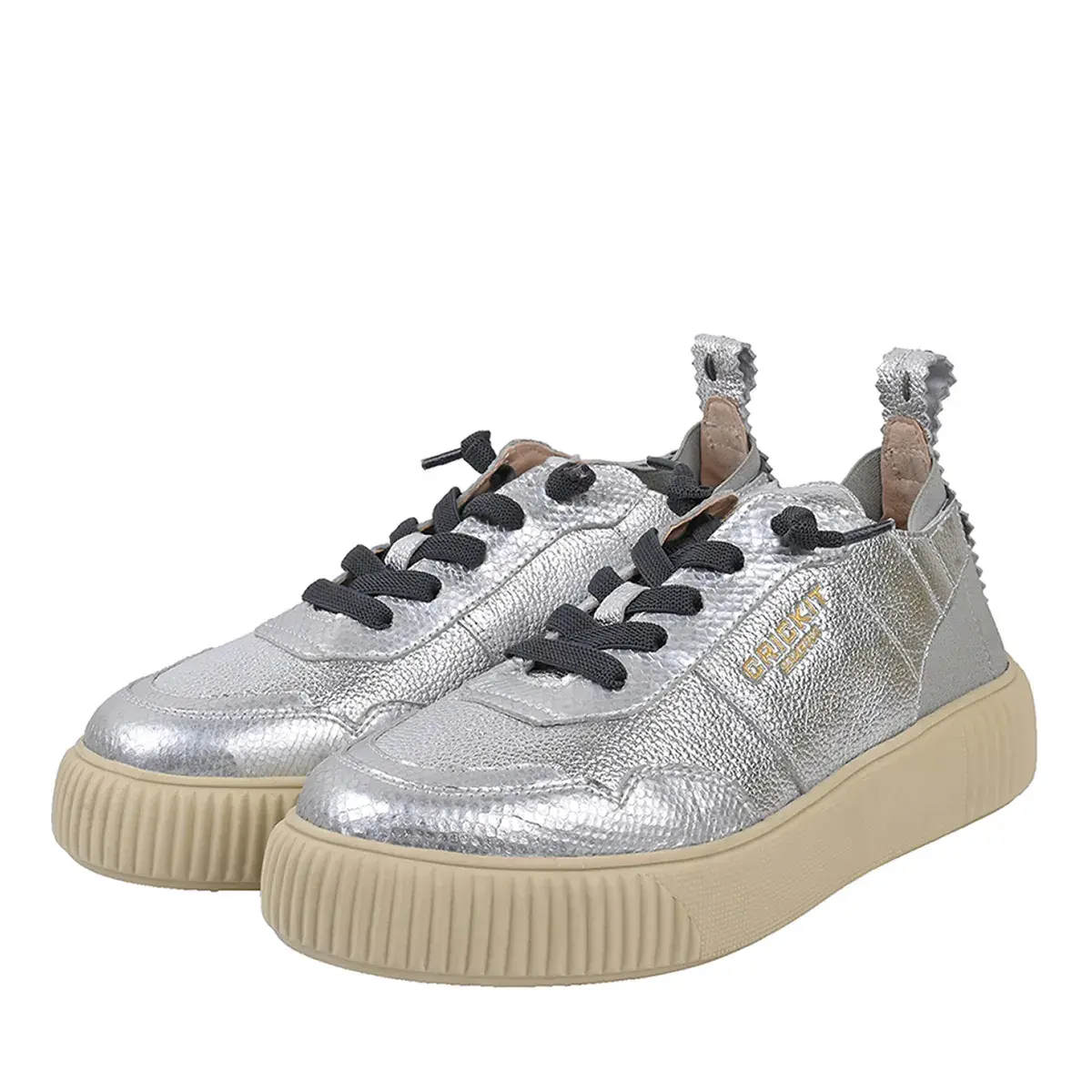 Silberner metallischer Low-Top-Sneaker