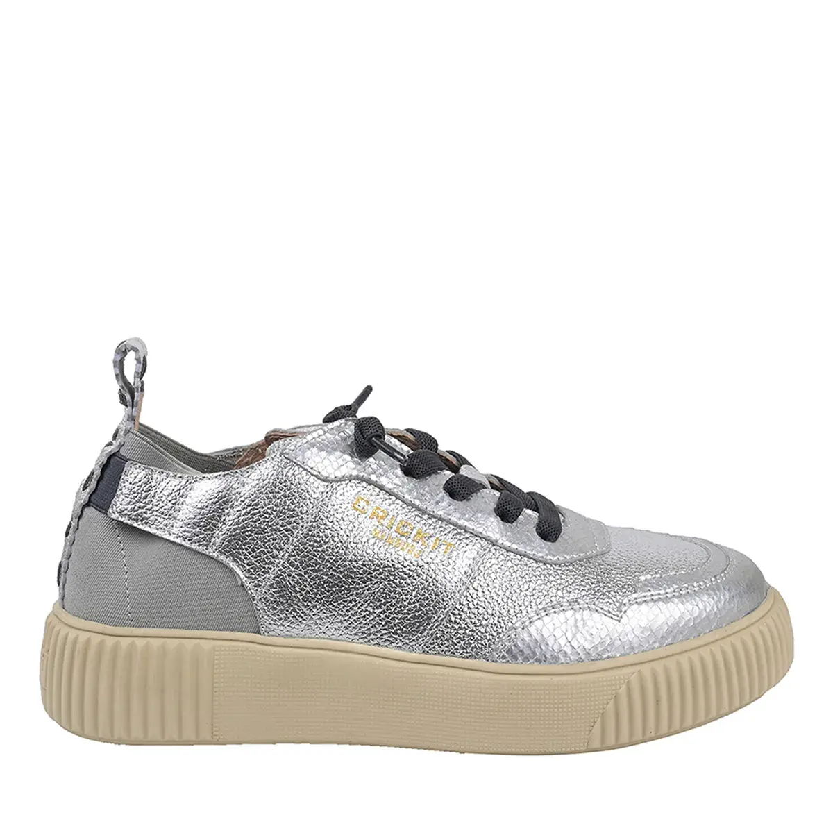 Silberner metallischer Low-Top-Sneaker