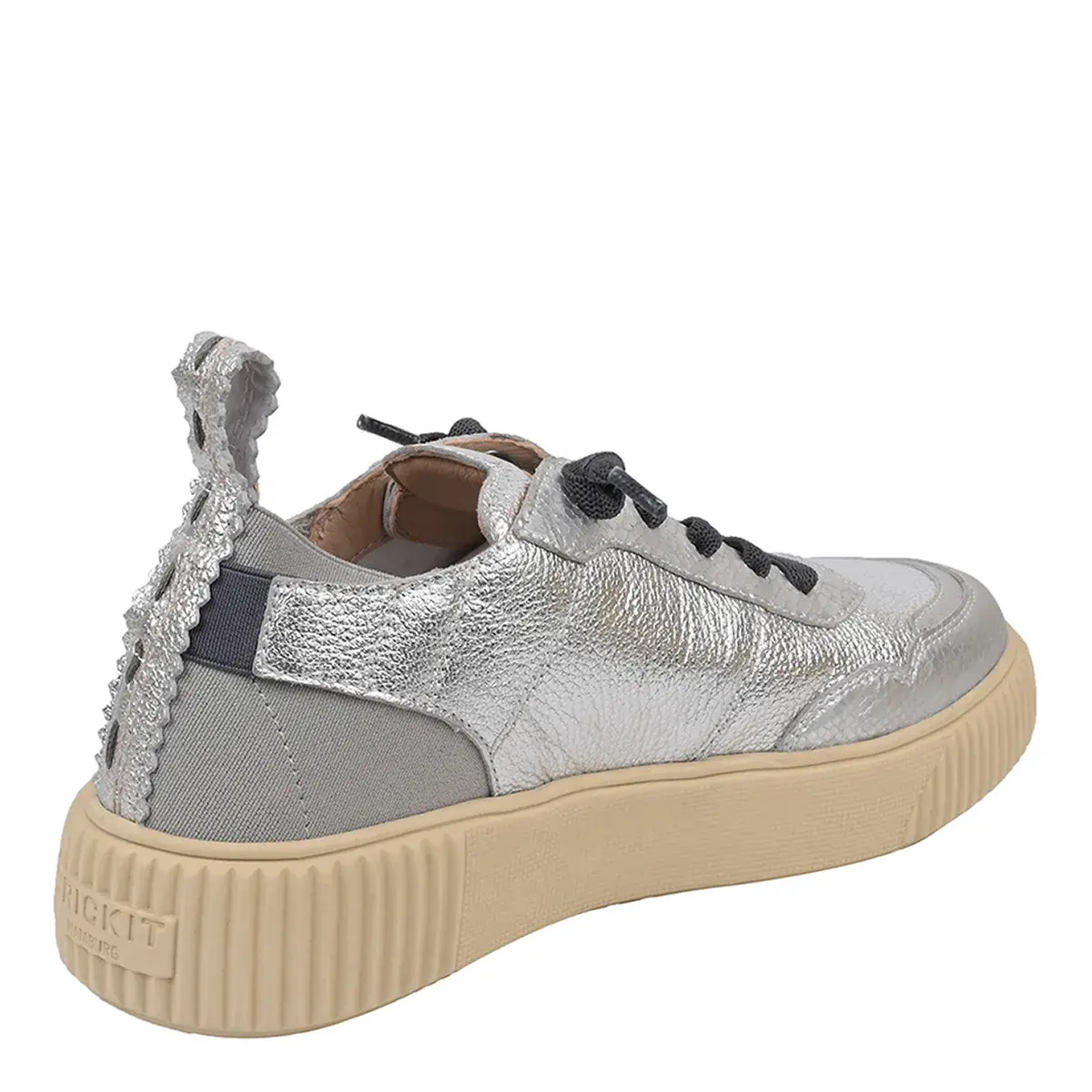Silberner metallischer Low-Top-Sneaker