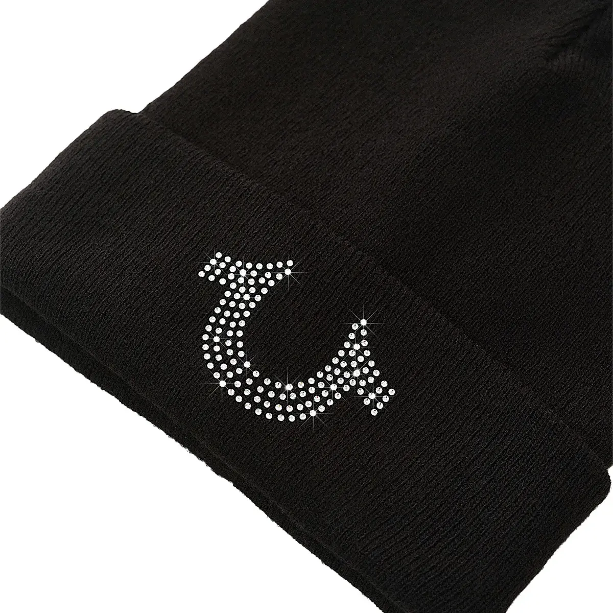 Strickmütze mit Kristallverzierungen