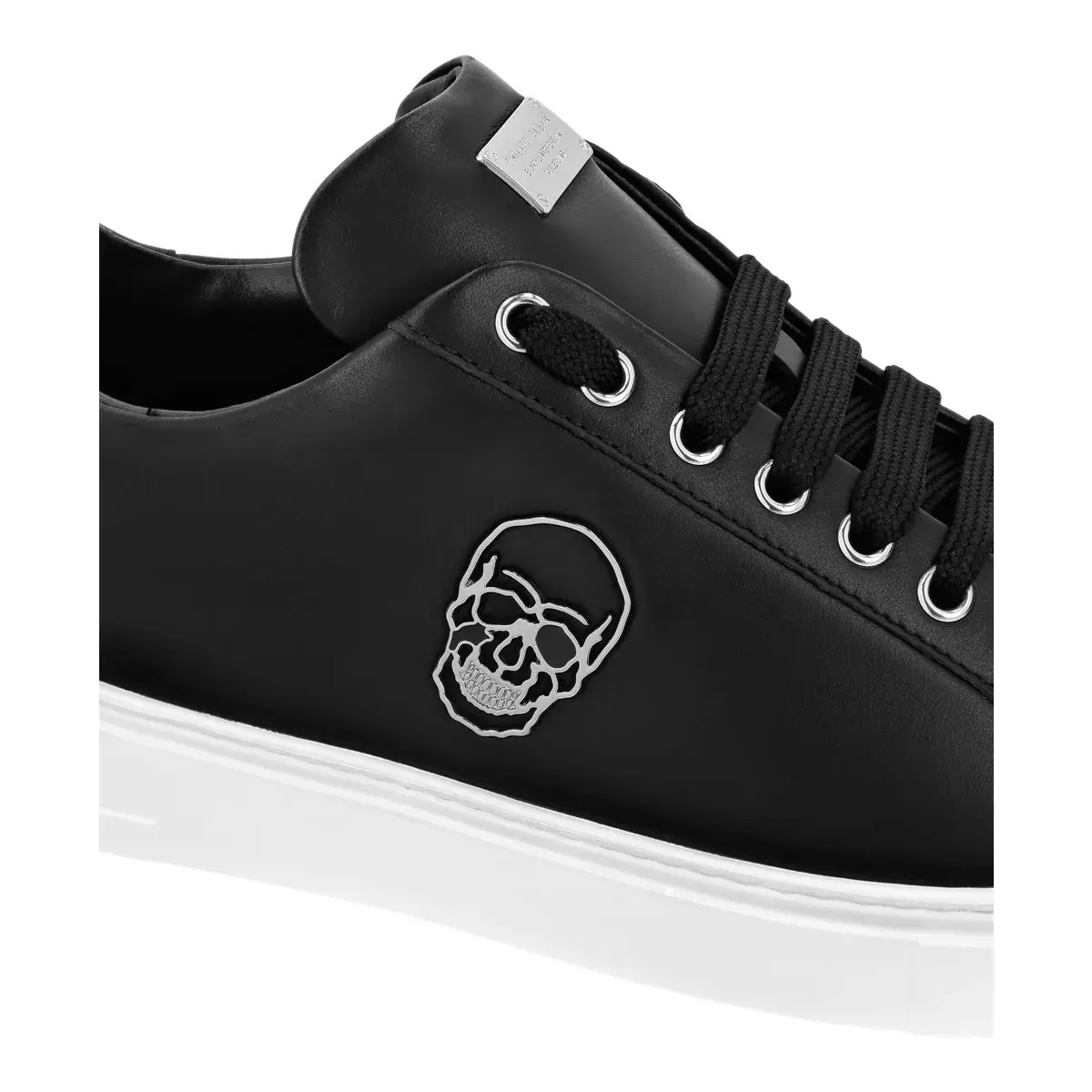 Leder-Sneakers mit Schädel-Verzierung