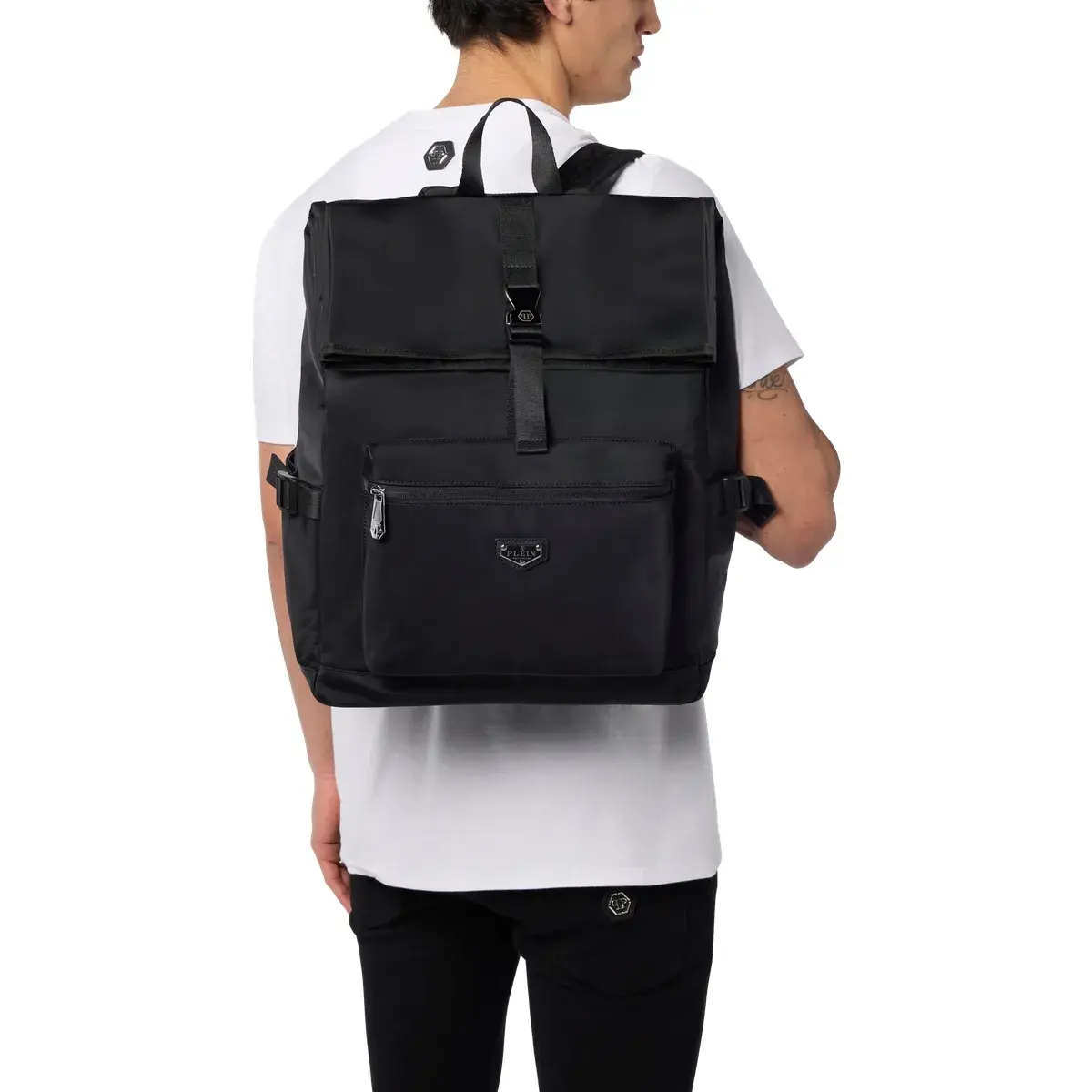 Moderner Rucksack mit Klappe in Schwarz
