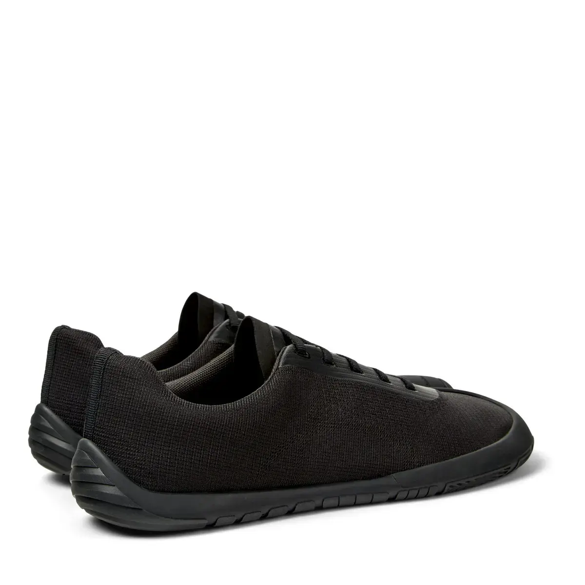Minimalistischer schwarzer Low-Top Sneaker