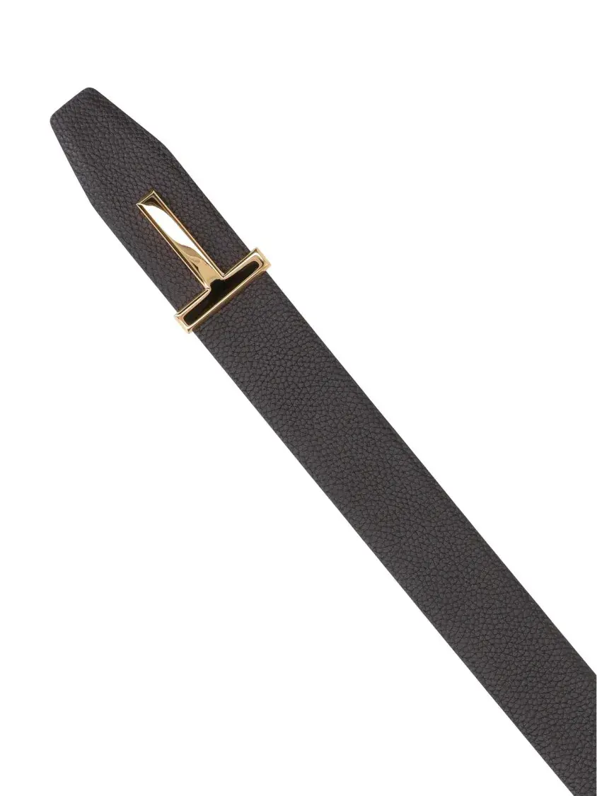 Minimalistischer schwarzer Ledergürtel mit goldener Schnalle