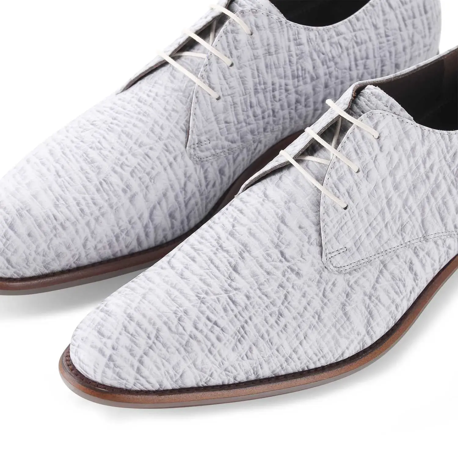 Schnürschuhe aus strukturiertem Leder