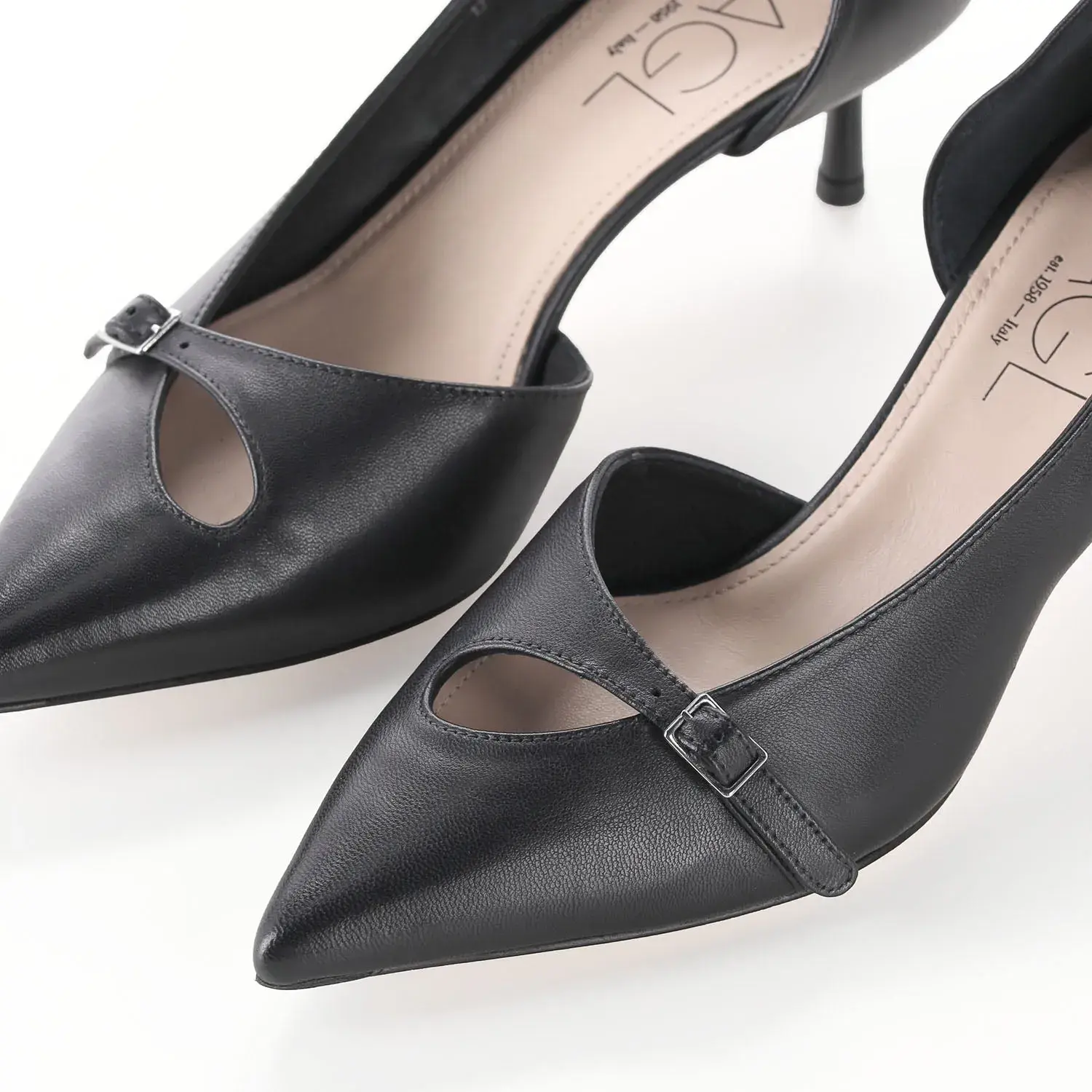 Pumps mit spitzer Zehe und Kitten-Absatz