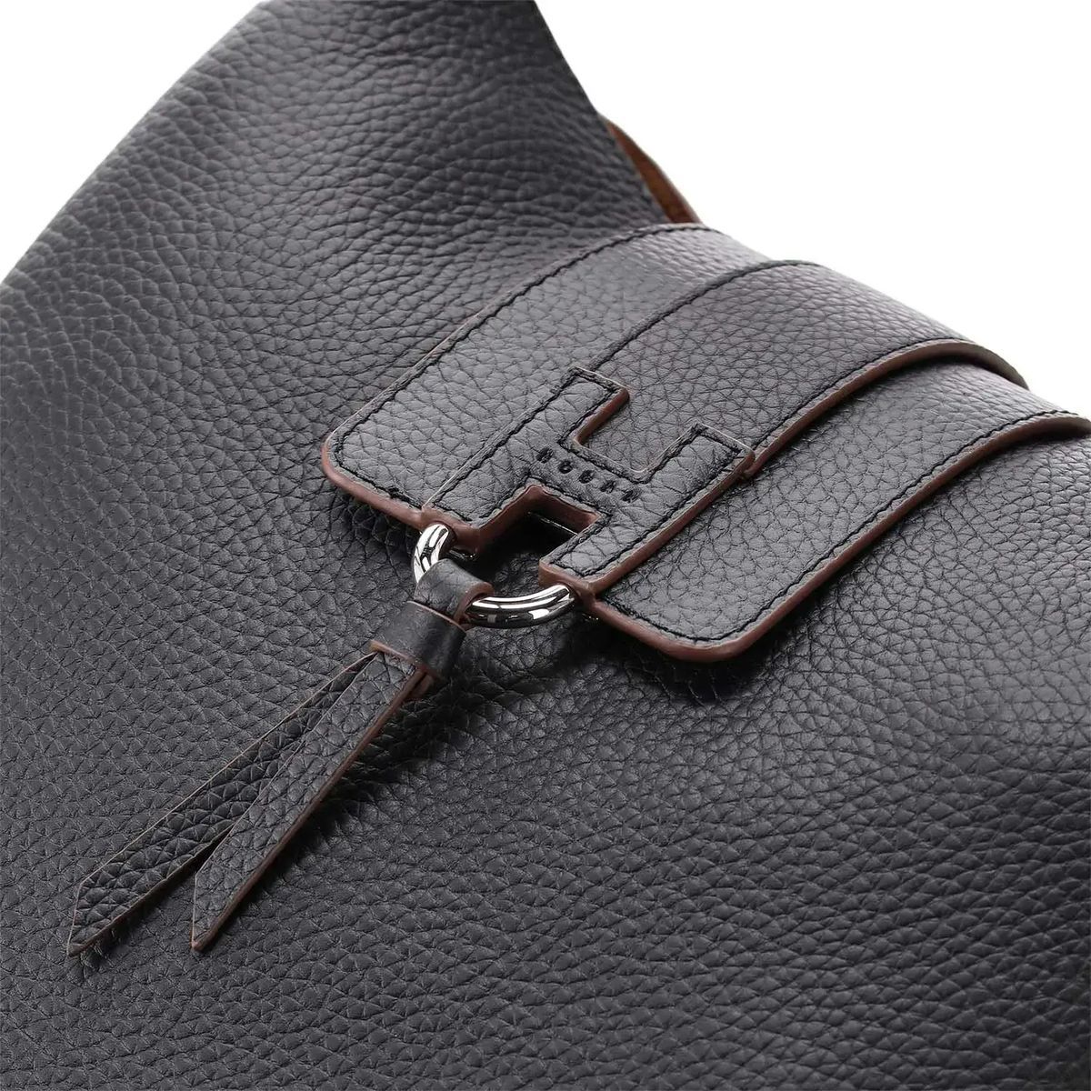 Schultertasche aus genarbtem Leder mit Klappe