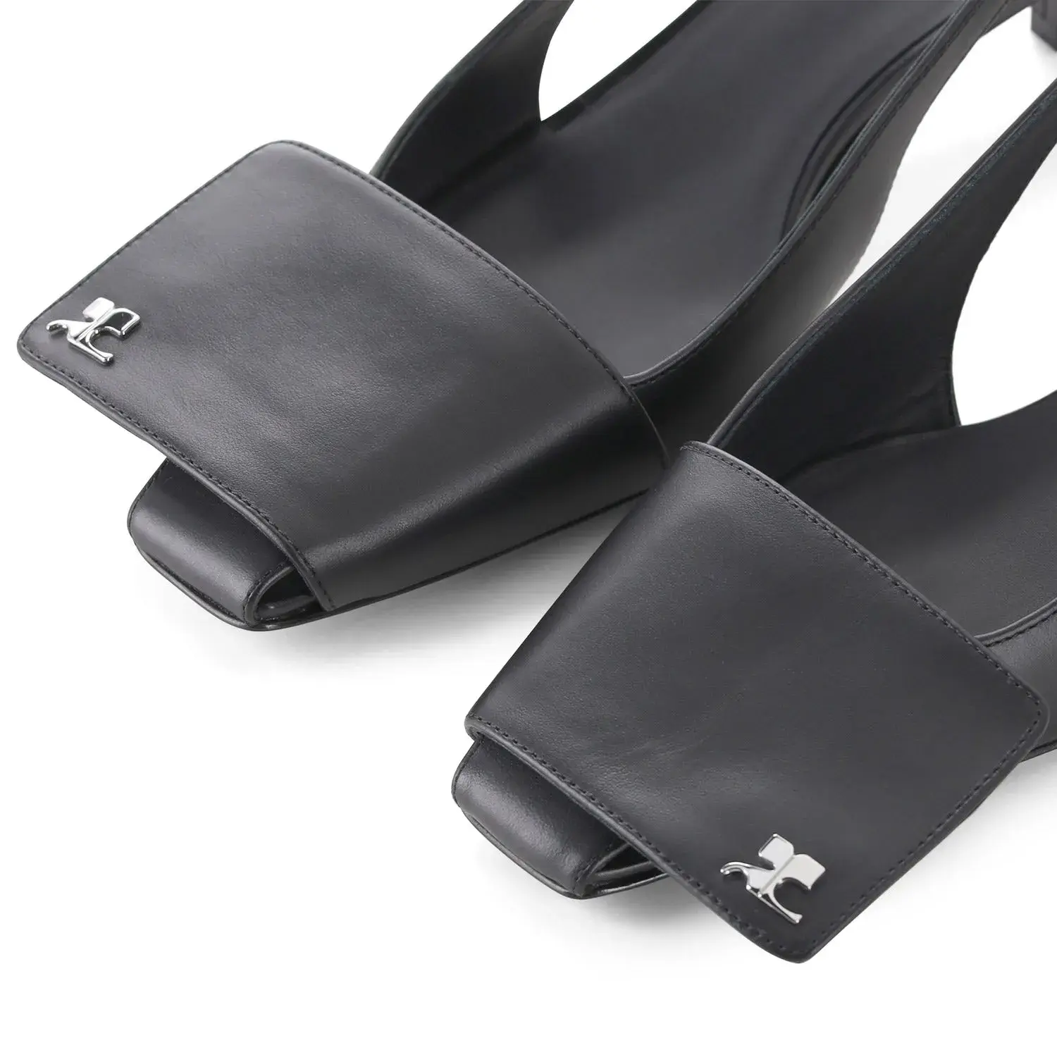 Schwarze Slingback-Pumps mit Kitten Heel