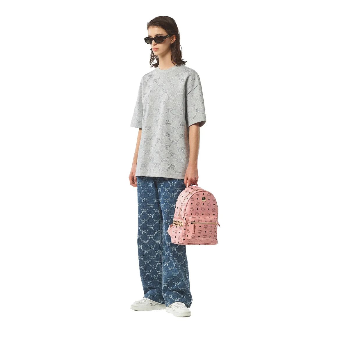 Rucksack mit Monogramm und Nieten