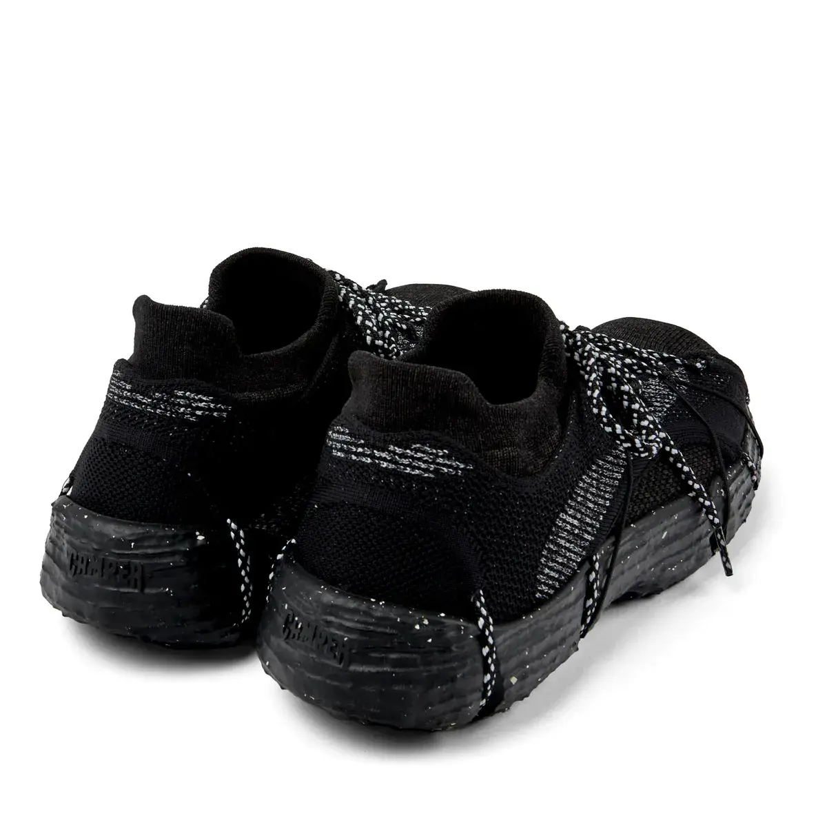 Moderne schwarze Strick-Sneakers aus Recyclingmaterial