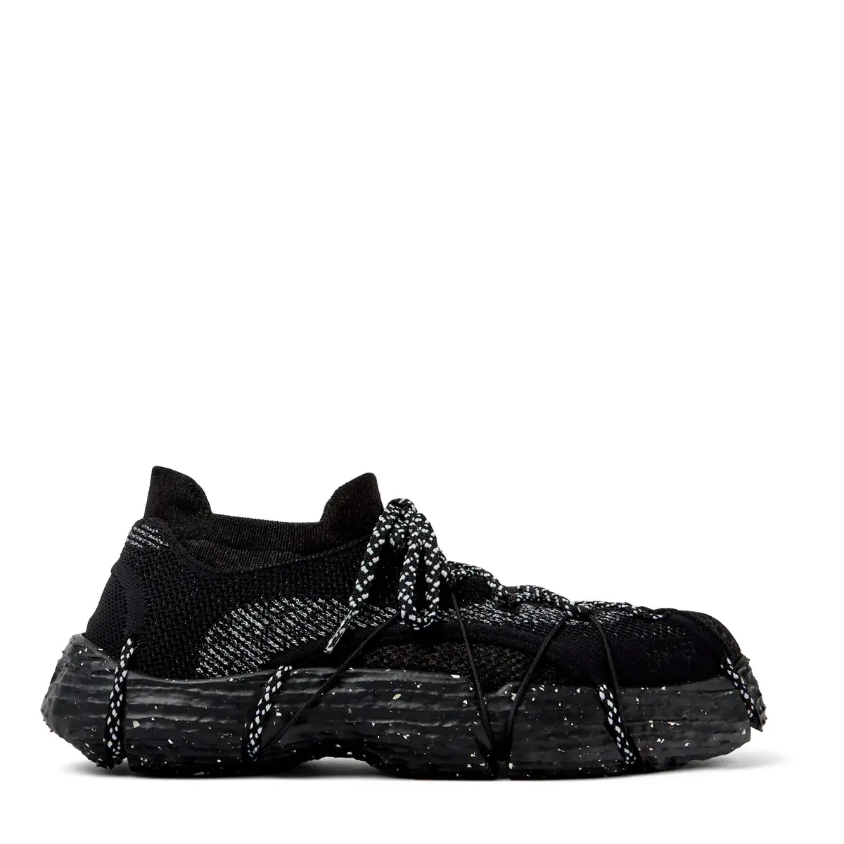 Moderne schwarze Strick-Sneakers aus Recyclingmaterial