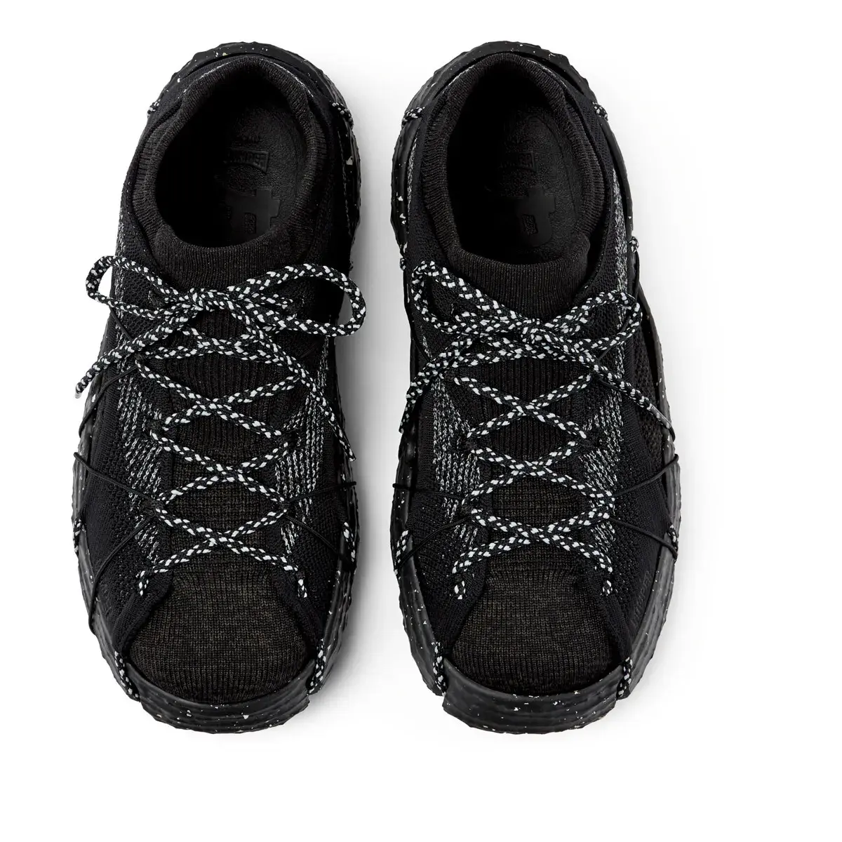 Moderne schwarze Strick-Sneakers aus Recyclingmaterial