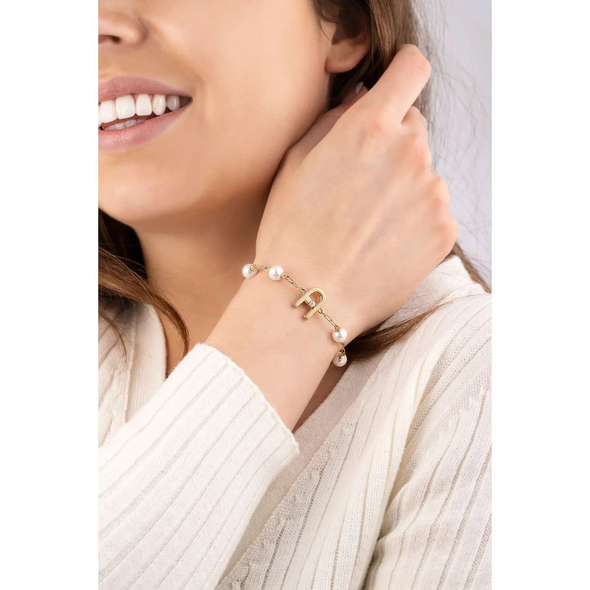 Perlenarmband mit Buchstaben-Anhänger