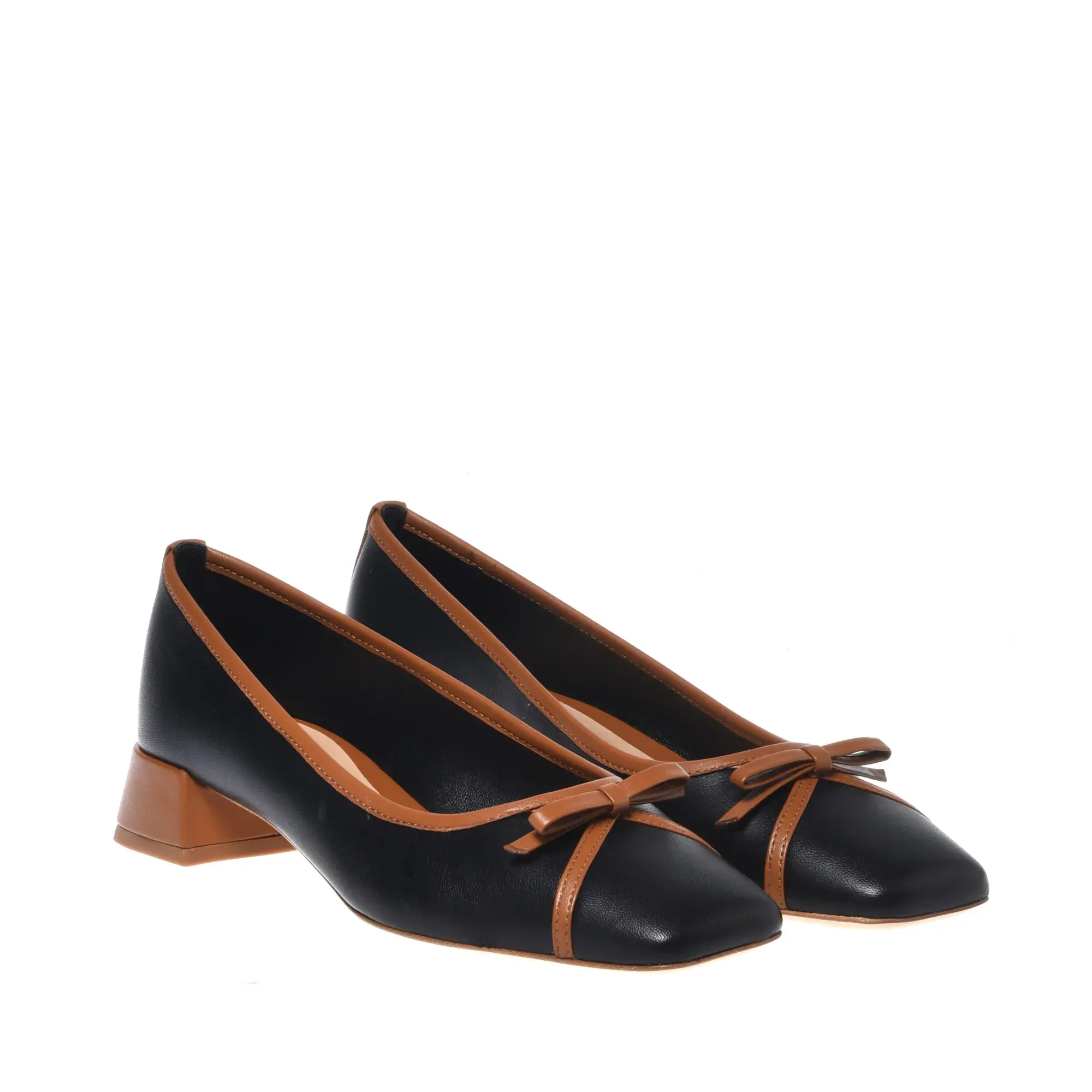 Schwarze Pumps mit eckiger Spitze