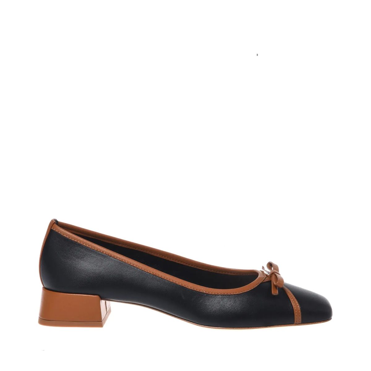 Schwarze Pumps mit eckiger Spitze